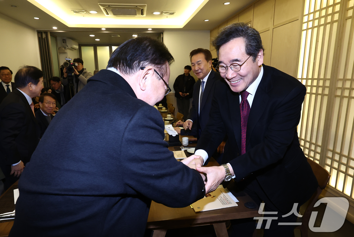 (서울=뉴스1) 김민지 기자 = 이낙연(오른쪽), 김부겸 전 국무총리가 3일 서울 여의도의 한 식당에서 열린 전 국회의장·국무총리·당대표들로 구성된 '나라를 걱정하는 원로모임' 3 …