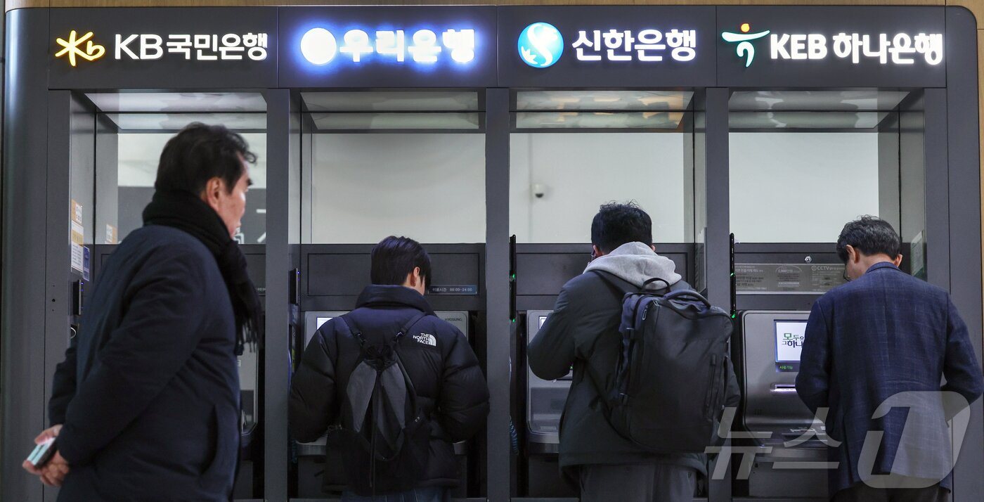 본문 이미지 - 시중은행 ATM 기기 모습. 2025.2.3/뉴스1 ⓒ News1 허경 기자