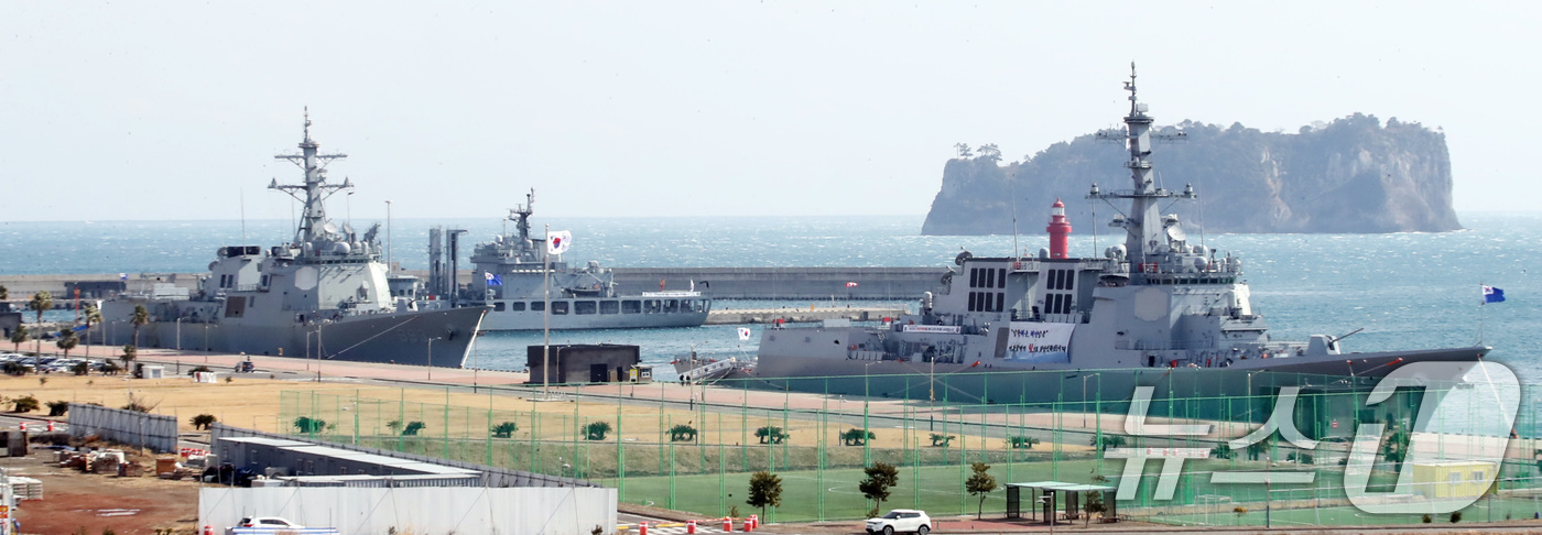 (서귀포=뉴스1) 오현지 기자 = 북한 핵·미사일 위협 대응을 위한 해상기반 한국형 3축체계의 핵심부대인 해군 기동함대사령부가 지난 1일 창설했다.사진은 3일 모항인 제주 서귀포시 …