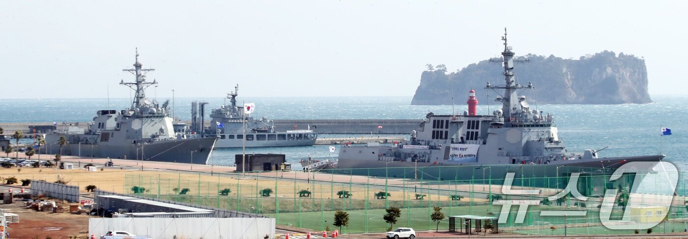 본문 이미지 - 북한 핵·미사일 위협 대응을 위한 해상기반 한국형 3축체계의 핵심부대인 해군 기동함대사령부가 지난 1일 창설했다. 사진은 3일 모항인 제주 서귀포시 강정동 제주해군기지에 정박한 해군의 최신예 이지스구축함 정조대왕함(오른쪽)과 서애류성룡함. 2025.2.3/뉴스1 ⓒ News1 오현지 기자