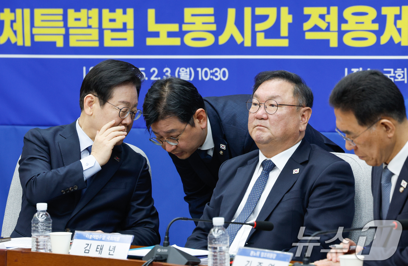 (서울=뉴스1) 안은나 기자 = 이재명 더불어민주당 대표가 3일 오전 서울 여의도 국회에서 열린 민주당 정책 디베이트 Ⅲ '행복하고 정의로운 대한민국, 반도체특별법 노동시간 적용제 …