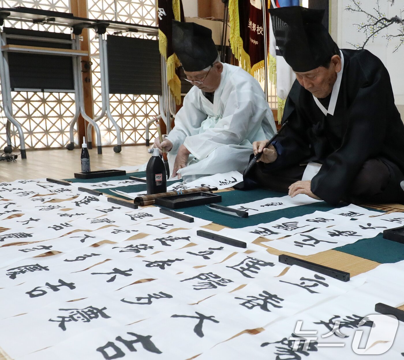 본문 이미지 - 절기상 입춘(立春)인 3일 전북자치도 전주시 전주향교에서 유림들이 '입춘대길(立春大吉), 건양다경(建陽多慶)' 등 입춘첩을 쓰고 있다. 2025.2.3/뉴스1 ⓒ News1 유경석 기자