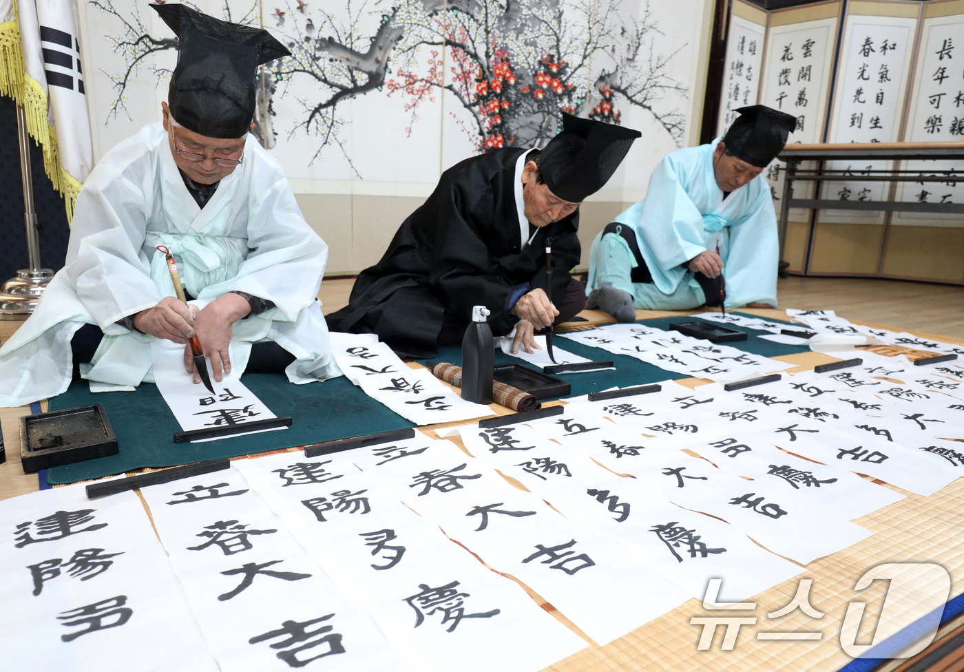 (전주=뉴스1) 유경석 기자 = 절기상 입춘(立春)인 3일 전북자치도 전주시 전주향교에서 유림들이 '입춘대길(立春大吉), 건양다경(建陽多慶)' 등 입춘첩을 쓰고 있다. 2025.2 …