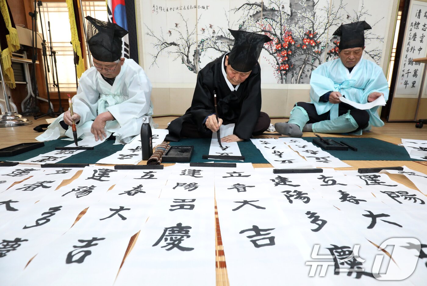 본문 이미지 - 절기상 입춘(立春)인 3일 전북자치도 전주시 전주향교에서 유림들이 '입춘대길(立春大吉), 건양다경(建陽多慶)' 등 입춘첩을 쓰고 있다. 2025.2.3/뉴스1 ⓒ News1 유경석 기자