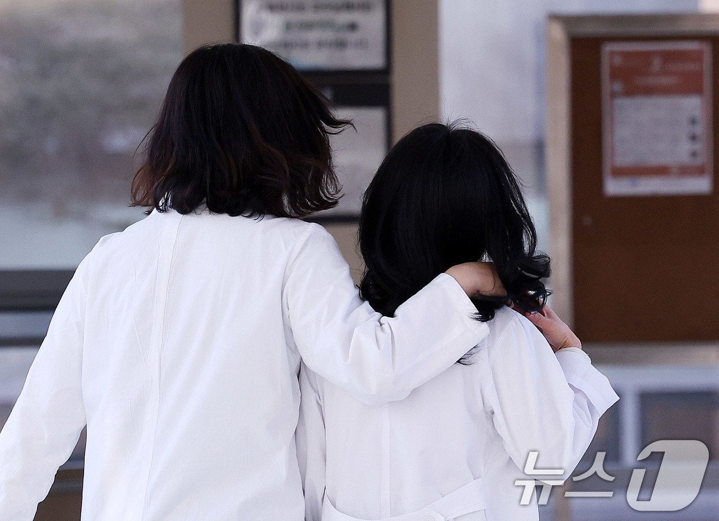 (서울=뉴스1) 박지혜 기자 = 오는 3월부터 1년간 수련을 이어갈 인턴 전공의 모집이 시작된 3일 서울의 한 대학병원에서 의료진이 이동하고 있다.보건복지부와 의료계에 따르면 전국 …