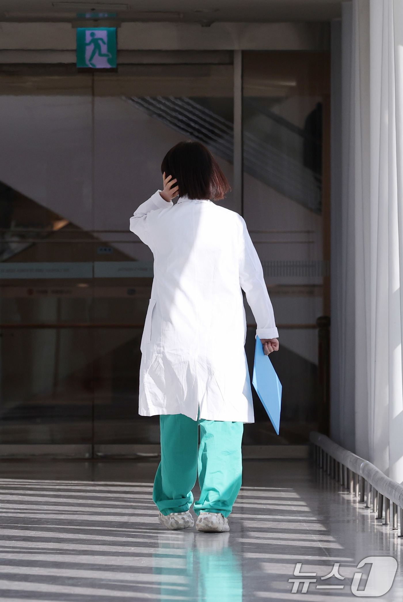 (서울=뉴스1) 박지혜 기자 = 오는 3월부터 1년간 수련을 이어갈 인턴 전공의 모집이 시작된 3일 서울의 한 대학병원에서 의료진이 이동하고 있다.보건복지부와 의료계에 따르면 전국 …