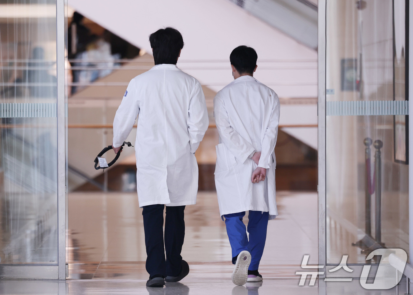 (서울=뉴스1) 박지혜 기자 = 오는 3월부터 1년간 수련을 이어갈 인턴 전공의 모집이 시작된 3일 서울의 한 대학병원에서 의료진이 이동하고 있다.보건복지부와 의료계에 따르면 전국 …