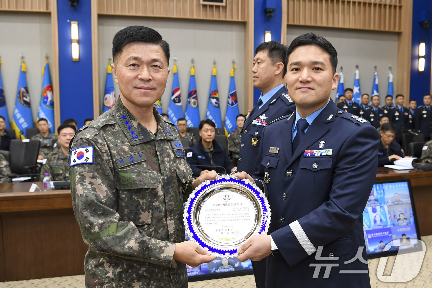 (서울=뉴스1) = 이영수 공군참모총장이 3일 공군본부 대회의실에서 열린 '2024년 공군을 빛낸 인물 및 단체 시상식'에서 조직운영 발전 부문에 선정된 '공군본부 정훈실 미디어콘 …