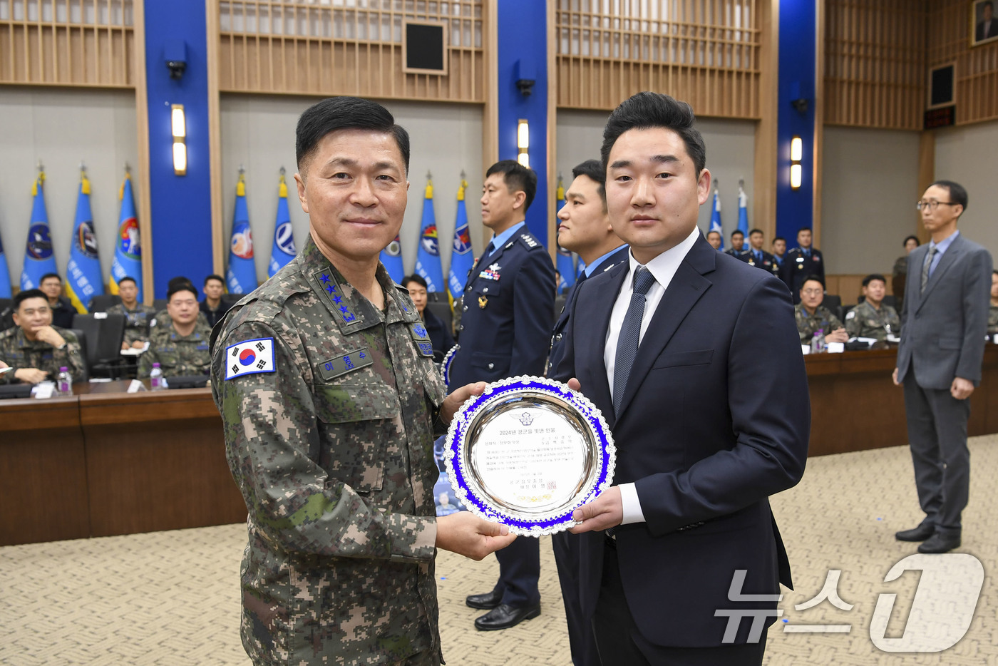 (서울=뉴스1) = 이영수 공군참모총장이 3일 공군본부 대회의실에서 열린 '2024년 공군을 빛낸 인물 및 단체 시상식'에서 신지식·정보화 부문에 선정된 공군군수사령부 제82항공정 …