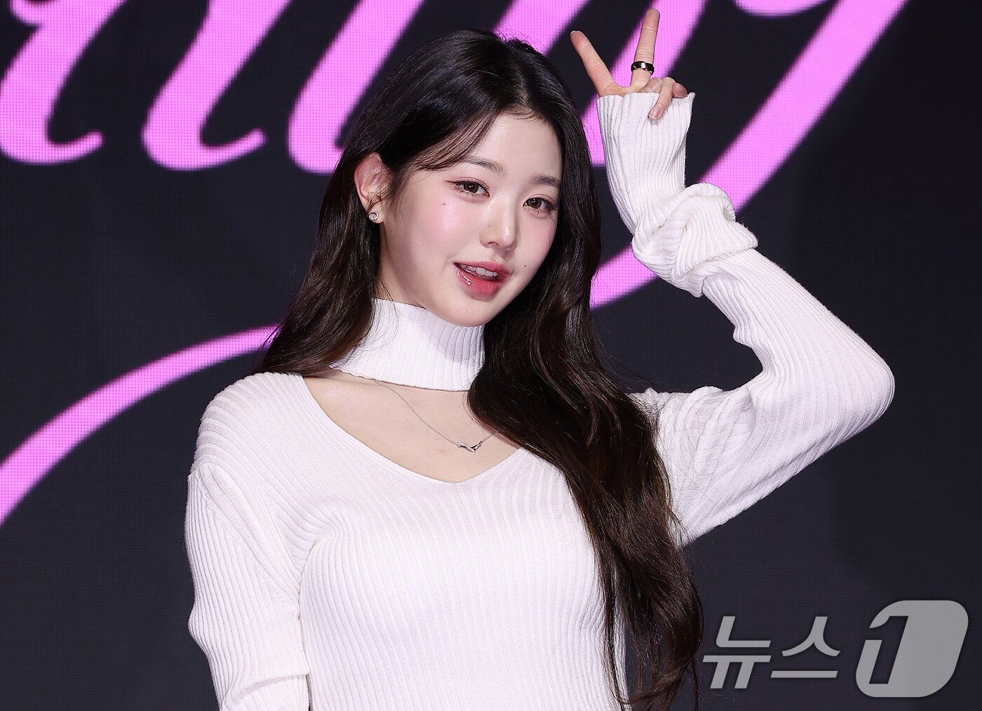 아이브 장원영, 깜찍하게 브이