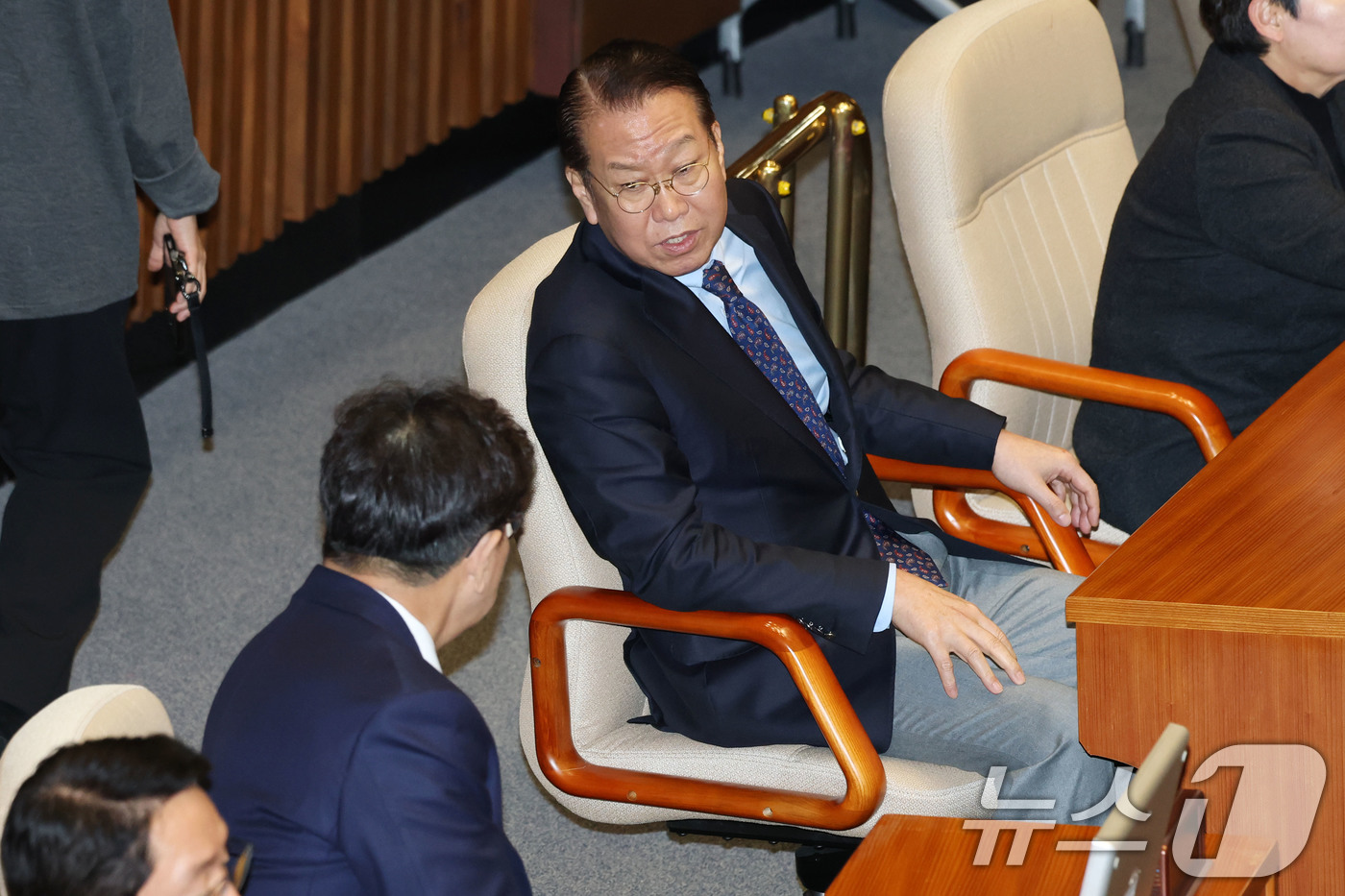 (서울=뉴스1) 이광호 기자 = 권영세 국민의힘 비상대책위원장과 권성동 원내대표가 3일 오후 서울 여의도 국회에서 열린 제422회국회(임시회) 제1차 본회의 개회식에서 대화하고 있 …