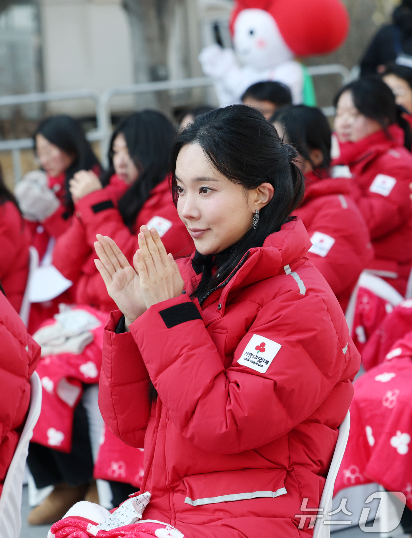 (서울=뉴스1) 권현진 기자 = 트로트 가수 김나희가 3일 오후 서울 종로구 광화문광장에서 열린 사랑의열매 희망2025 나눔캠페인 폐막식에 홍보대사 자격으로 참석해 박수를 치고 있 …