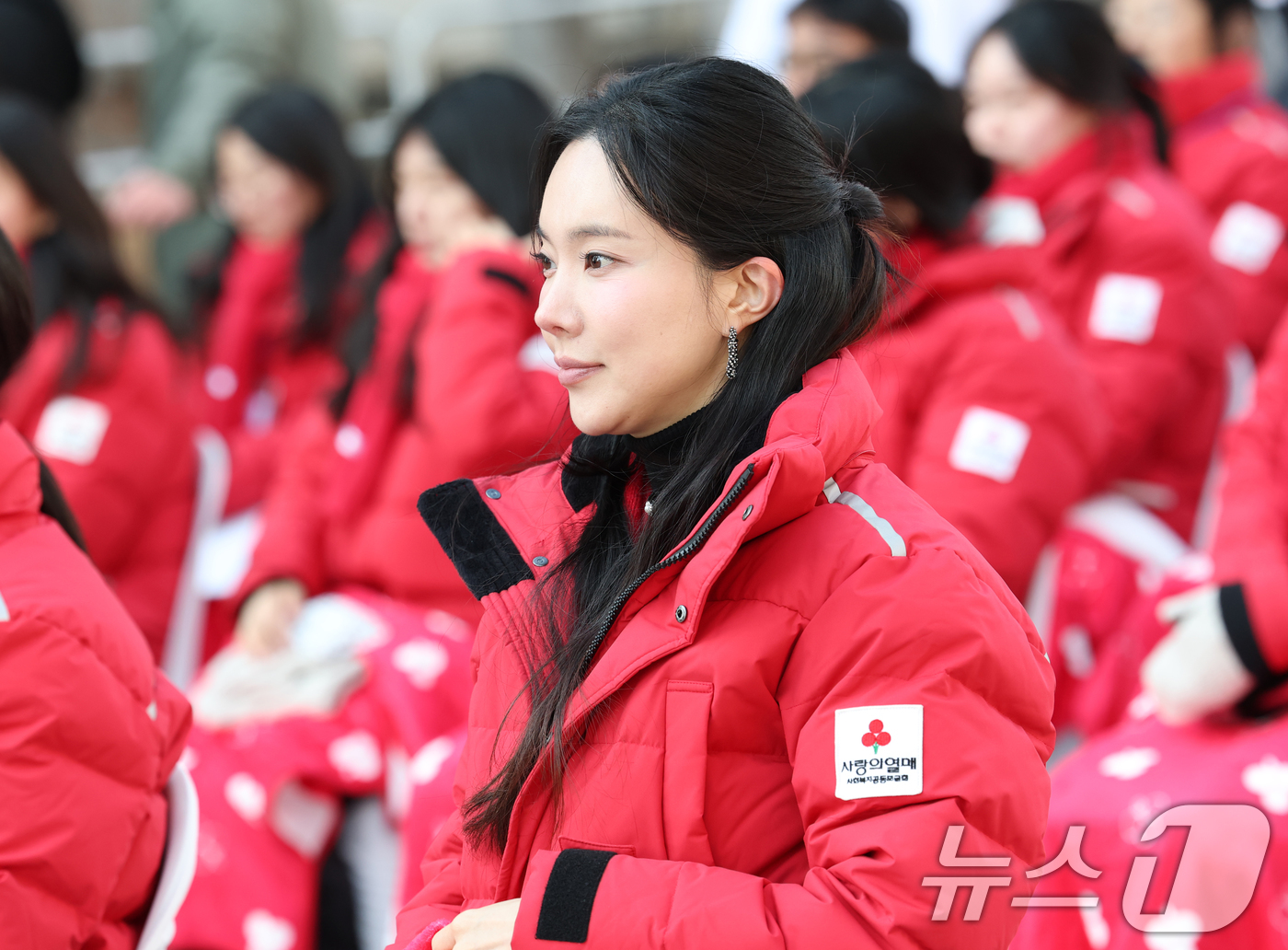 (서울=뉴스1) 권현진 기자 = 트로트 가수 김나희가 3일 오후 서울 종로구 광화문광장에서 열린 사랑의열매 희망2025 나눔캠페인 폐막식에 홍보대사 자격으로 참석해 의자에 앉아 있 …