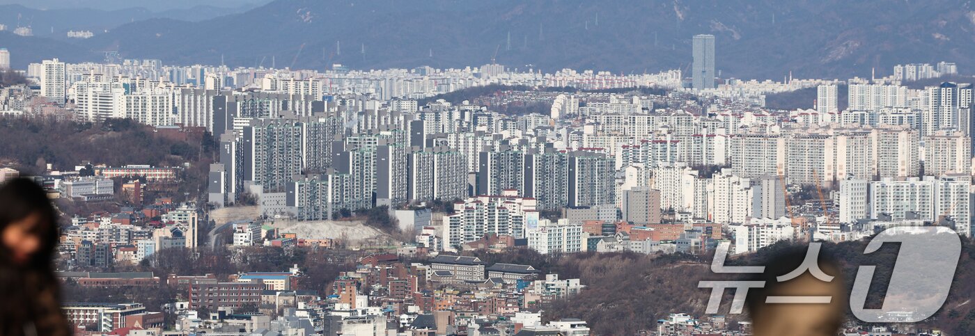 본문 이미지 - 서울 남산에서 바라본 아파트 단지 모습. 2025.2.3/뉴스1 ⓒ News1 허경 기자