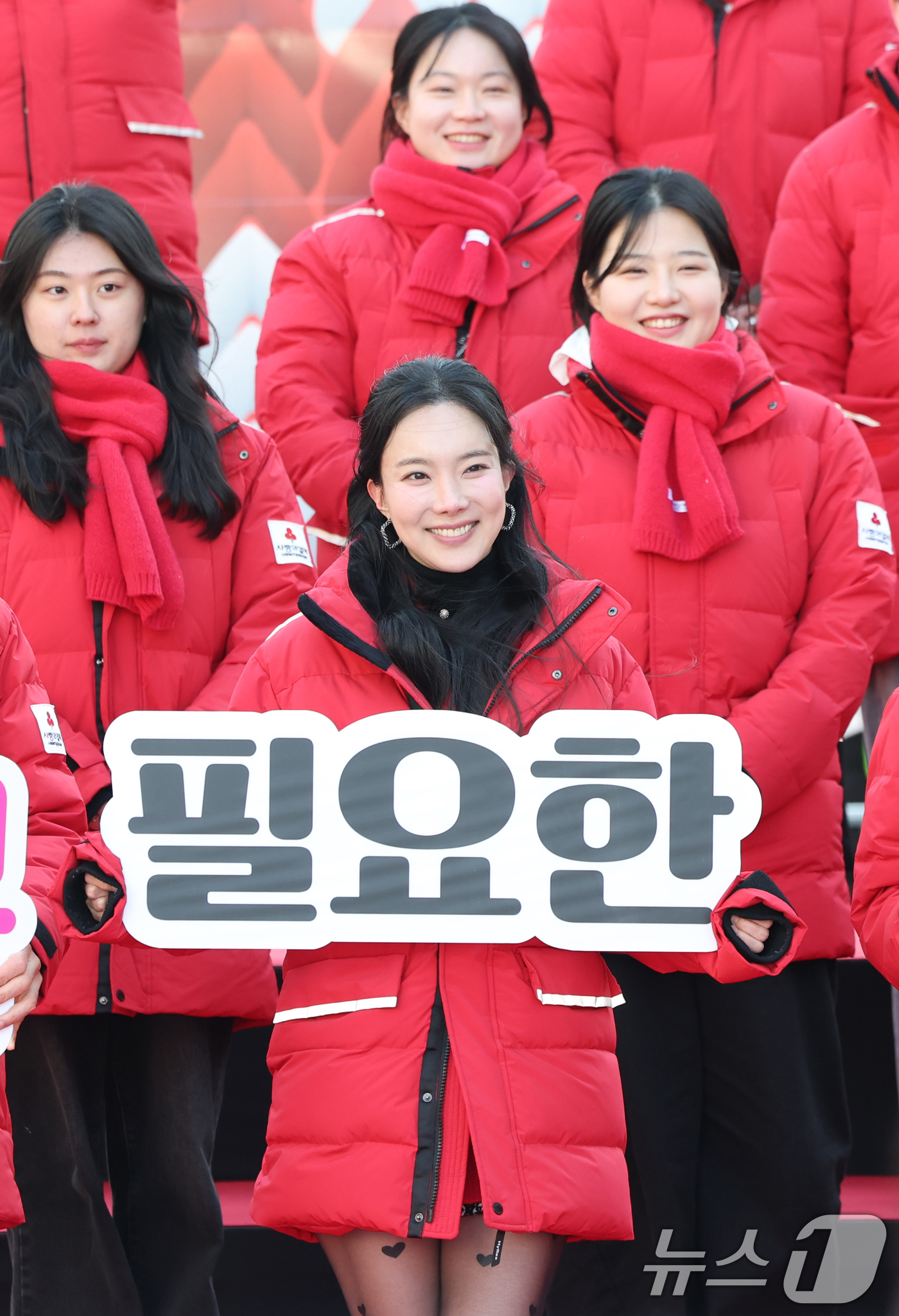 (서울=뉴스1) 권현진 기자 = 트로트 가수 김나희가 3일 오후 서울 종로구 광화문광장에서 열린 사랑의열매 희망2025 나눔캠페인 폐막식에 홍보대사 자격으로 참석해 포즈를 취하고 …