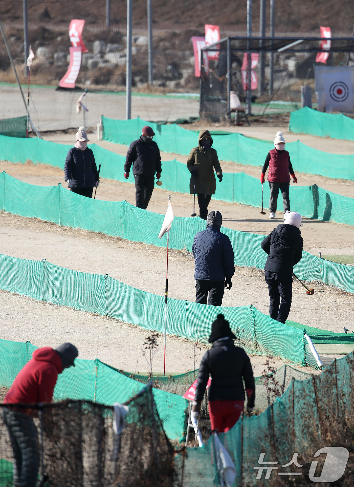 (대구=뉴스1) 공정식 기자 = 절기상 입춘(立春)인 3일 오후 대구 수성구 한 파크골프장에서 노년층이 꽃샘추위도 잊은 채 파크골프를 즐기고 있다. 2025.2.3/뉴스1