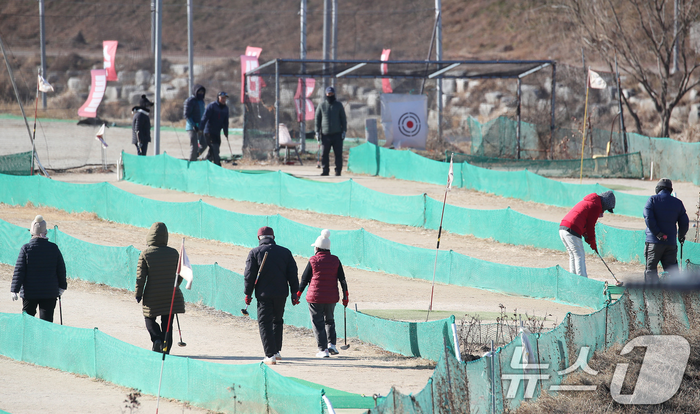 (대구=뉴스1) 공정식 기자 = 절기상 입춘(立春)인 3일 오후 대구 수성구 한 파크골프장에서 노년층이 꽃샘추위도 잊은 채 파크골프를 즐기고 있다. 2025.2.3/뉴스1