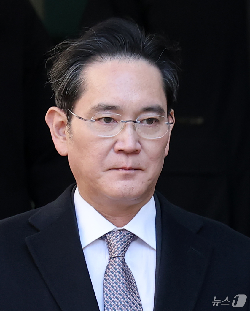 (서울=뉴스1) 오대일 기자 = 이재용 삼성전자 회장이 3일 오후 서울 서초구 서울고등법원에서 열린 '경영권 불법 승계' 의혹 자본시장과금융투자업에관한법률위반등 항소심 선고공판에서 …