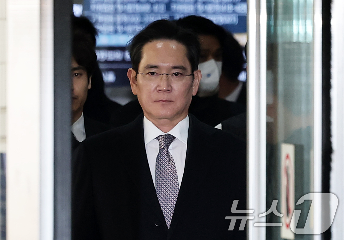 (서울=뉴스1) 오대일 기자 = 이재용 삼성전자 회장이 3일 오후 서울 서초구 서울고등법원에서 열린 '경영권 불법 승계' 의혹 자본시장과금융투자업에관한법률위반등 항소심 선고공판에서 …