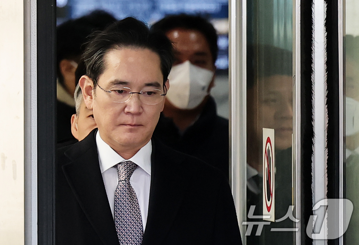 (서울=뉴스1) 오대일 기자 = 이재용 삼성전자 회장이 3일 오후 서울 서초구 서울고등법원에서 열린 '경영권 불법 승계' 의혹 자본시장과금융투자업에관한법률위반등 항소심 선고공판에서 …