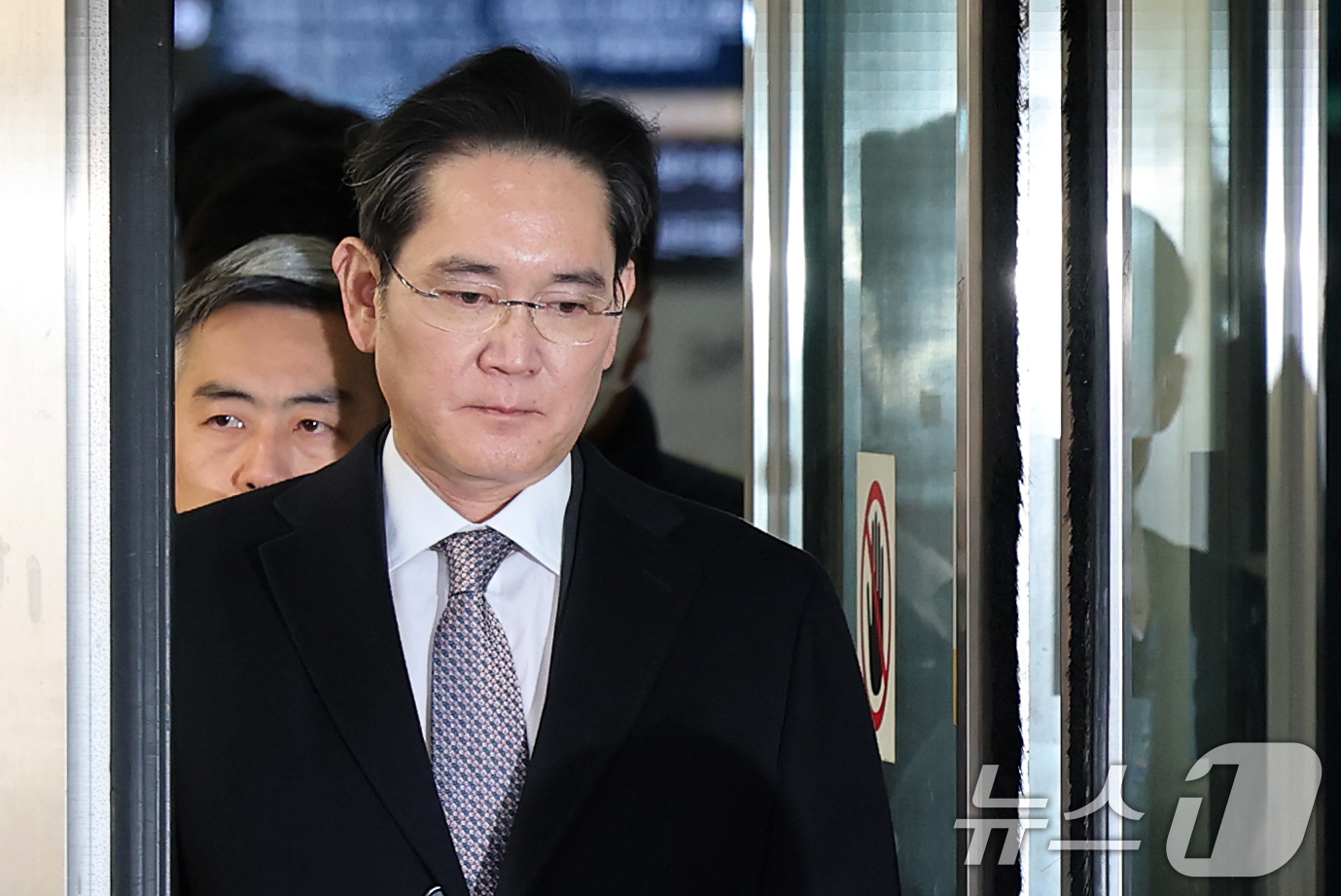 (서울=뉴스1) 오대일 기자 = 이재용 삼성전자 회장이 3일 오후 서울 서초구 서울고등법원에서 열린 '경영권 불법 승계' 의혹 자본시장과금융투자업에관한법률위반등 항소심 선고공판에서 …