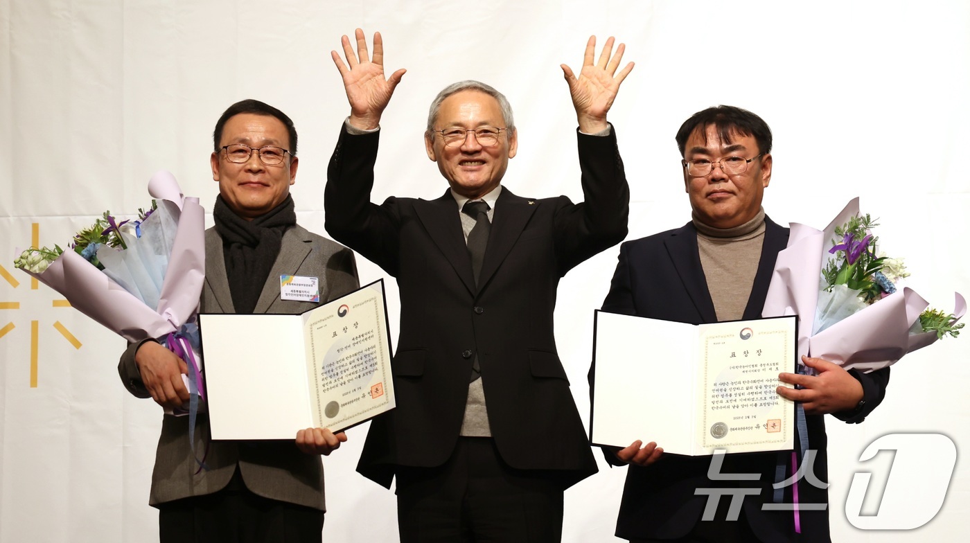 (서울=뉴스1) = 유인촌 문화체육관광부 장관이 3일 서울 서대문구 스위스그랜드호텔 그랜드볼룸에서 열린 제5회 한국수어의 날 기념식에서 한국수어발전 유공자에게 장관 표창을 수여한 …