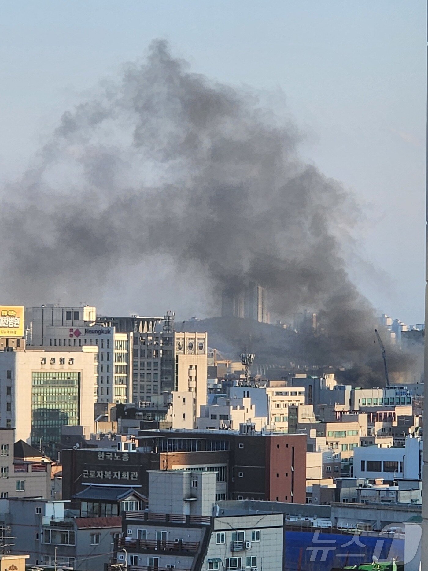 본문 이미지 - 3일 오후 5시쯤 인천시 남동구 구월동의 한 술집에서 불이 나 소방 당국이 진화에 나섰다.(독자 제공)2025.2.3/뉴스1 ⓒ News1 박소영 기자