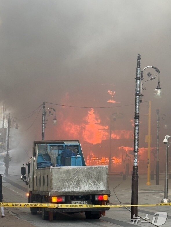 본문 이미지 - 3일 오후 5시쯤 인천시 남동구 구월동의 한 술집에서 불이 나 소방 당국이 진화에 나섰다.(독자 제공)2025.2.3/뉴스1 ⓒ News1 박소영 기자