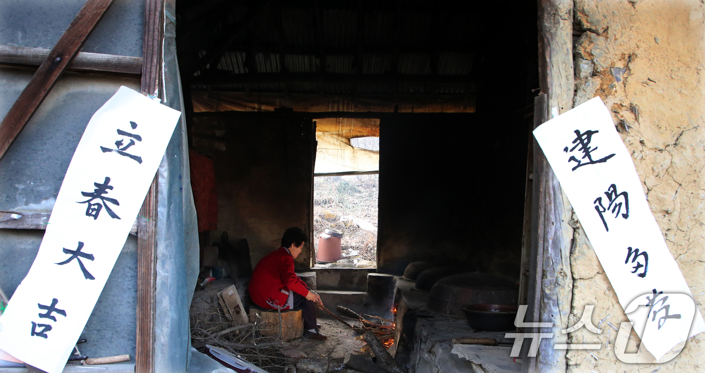 (대전=뉴스1) 김기태 기자 = 대전지역에 한파주의보가 발효된 가운데 절기상 입춘(立春)인 3일 대전 중구 어남동 한 농가에서 주민이 아궁이에 군불을 때고 있다.  2025.2.3 …