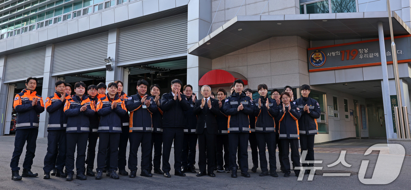 (서울=뉴스1) 김진환 기자 = 유인촌 문화체육관광부 장관이 3일 서울 용산구 용산소방서에서 지난 1일 발생한 국립한글박물관 화재 진화에 힘써준 소방서 관계자들을 격려한 뒤 기념 …