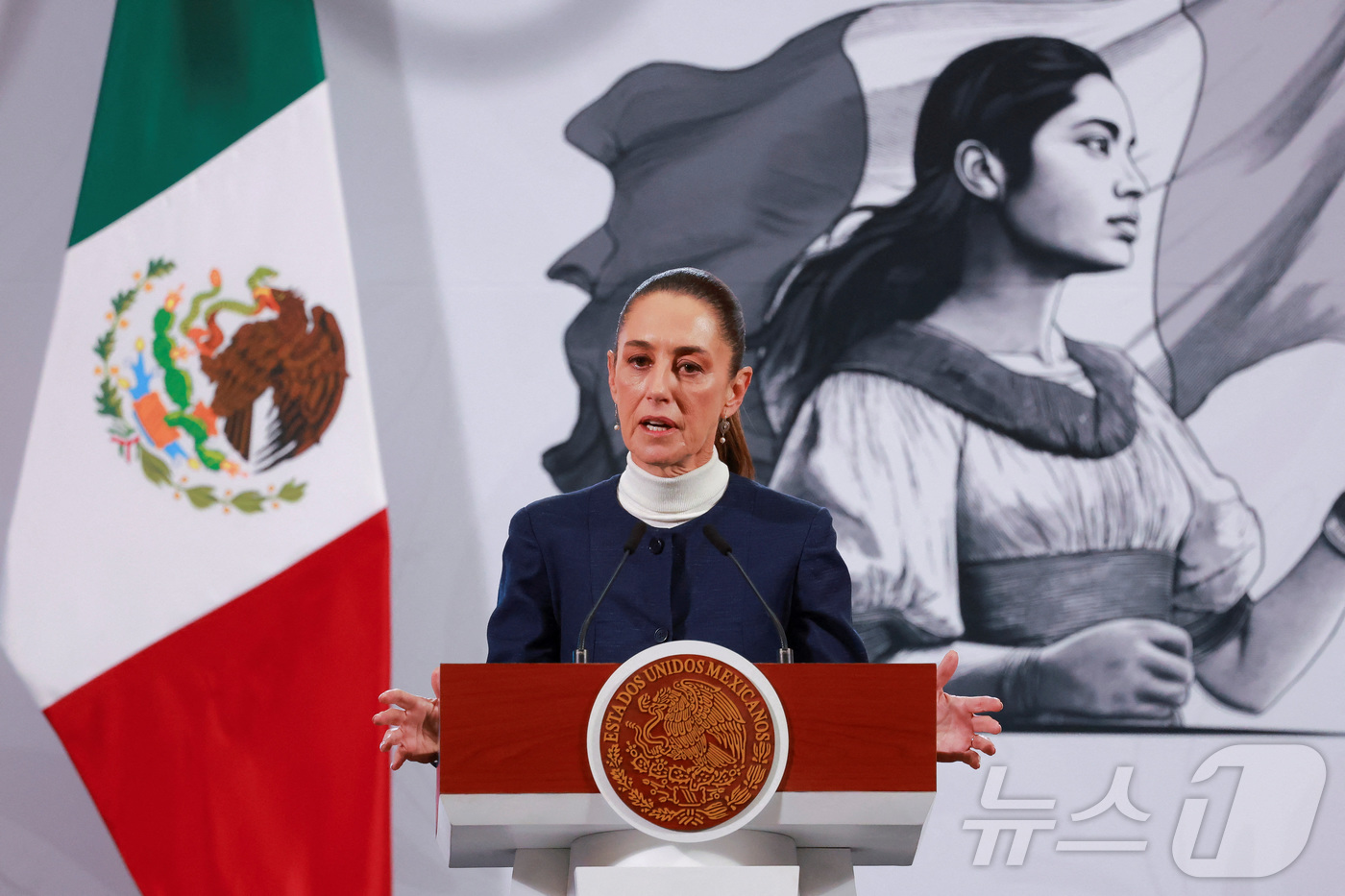 (멕시코시티 로이터=뉴스1) 김예슬 기자 = 클라우디아 셰인바움 멕시코 대통령이 3일(현지시간) 멕시코 멕시코시티에서 기자회견을 갖고 미국의 대(對)멕시코 25% 관세 부과가 한달 …