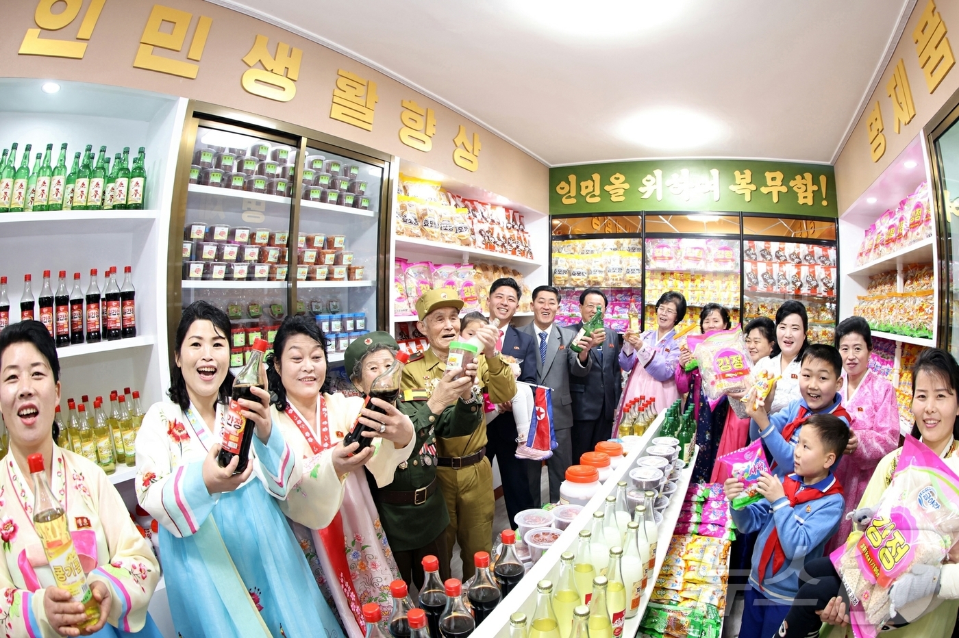 (평양 노동신문=뉴스1) = 북한 노동당 기관지 노동신문은 4일 "금야군 지방공업공장 준공식이 3일 진행됐다"라면서 주민들이 "질좋은 필수 소비품, 식료품 등 자기 고장의 상표를 …