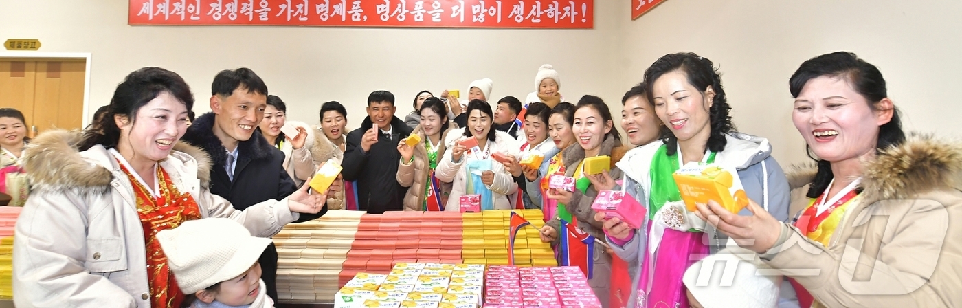 (평양 노동신문=뉴스1) = 북한 노동당 기관지 노동신문은 4일 "금야군 지방공업공장 준공식이 3일 진행됐다"라면서 주민들이 "질좋은 필수 소비품, 식료품 등 자기 고장의 상표를 …