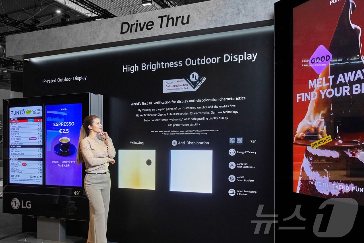 본문 이미지 - LG전자가 현지시간 4일부터 스페인 바르셀로나에서 열리는 상업용 디스플레이 전시회 ISE 2025에서 공간의 가치를 높이는 혁신 디스플레이 솔루션을 선보인다. 사진은 드라이브스루 매장에 설치된 고휘도 사이니지 모습. 황변현상을 최소화하는 '안티 디스컬러레이션' 기술을 적용해, 지난해 글로벌 검증기관으로부터 업계 최초로 관련 검증을 획득했다. (LG전자 제공) 2025.2.4 ⓒ 뉴스1