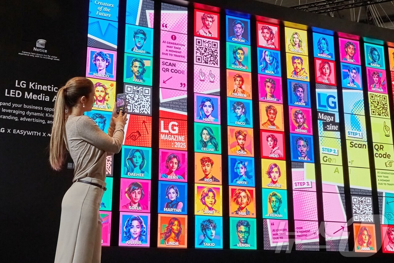 본문 이미지 - 4~7일 4일부터 스페인 바르셀로나에서 열리는 상업용 디스플레이 전시회 ISE 2025의 LG전자 전시장에서 모델이 사진을 팝아트로 바꿔주는 생성형 AI 기술이 적용된 '키네틱 LED'의 QR코드를 스캔하고 있다(LG전자 제공). ⓒ 뉴스1