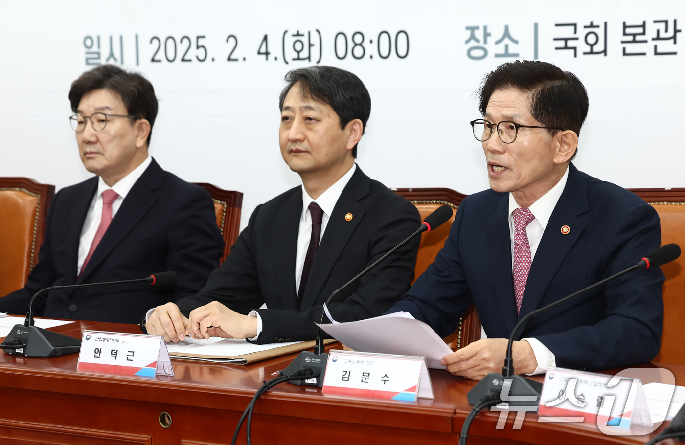 (서울=뉴스1) 김민지 기자 = 김문수 고용노동부 장관이 4일 오전 서울 여의도 국회에서 열린 '반도체특별법 주52시간제 특례 도입을 위한 당정협의회'에서 발언하고 있다.왼쪽부터 …