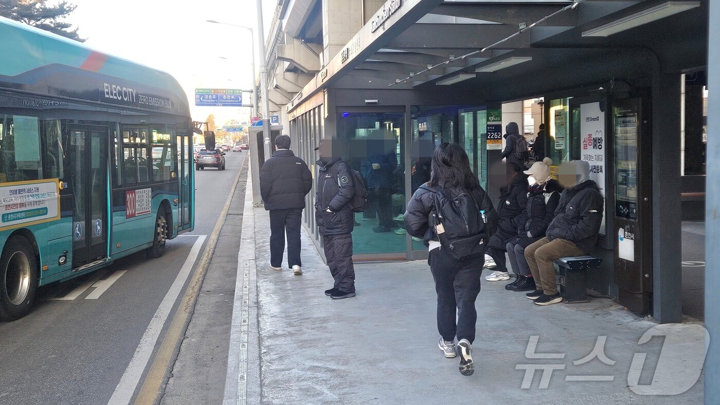 본문 이미지 - 4일 오전 강원 남춘천역 앞 버스정류장에서 시민들이 강추위 속 버스를 기다리고 있다.2025.24 한귀섭 기자