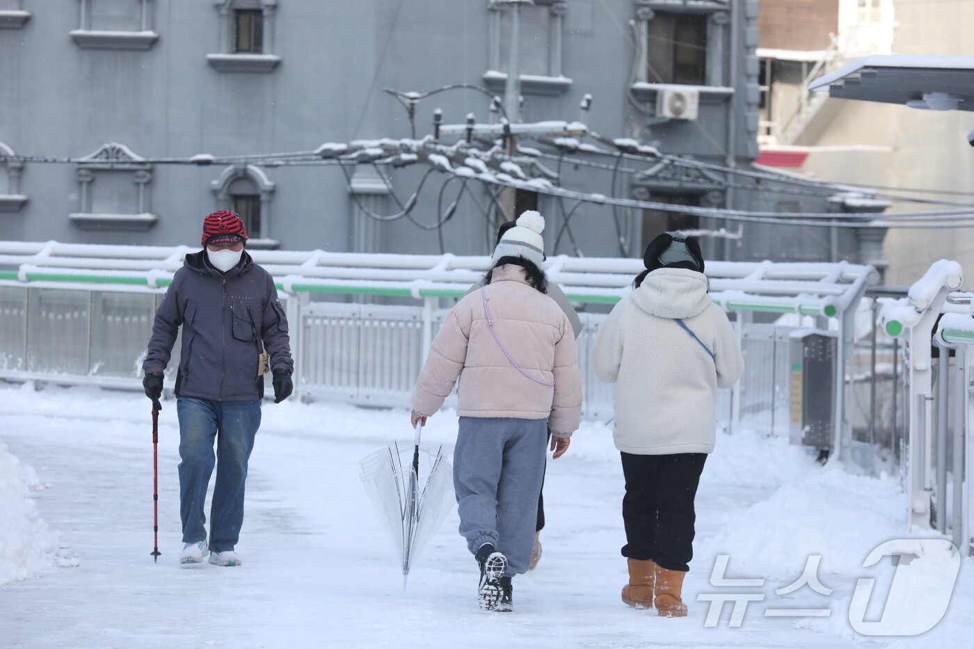 본문 이미지 - 최대 12㎝의 눈이 쌓인 4일 오전 광주 남구 백운동 푸른길 브릿지에서 시민들이 중무장한 채 조심히 걸어가고 있다. 2025.2.4/뉴스1 ⓒ News1 박지현 기자