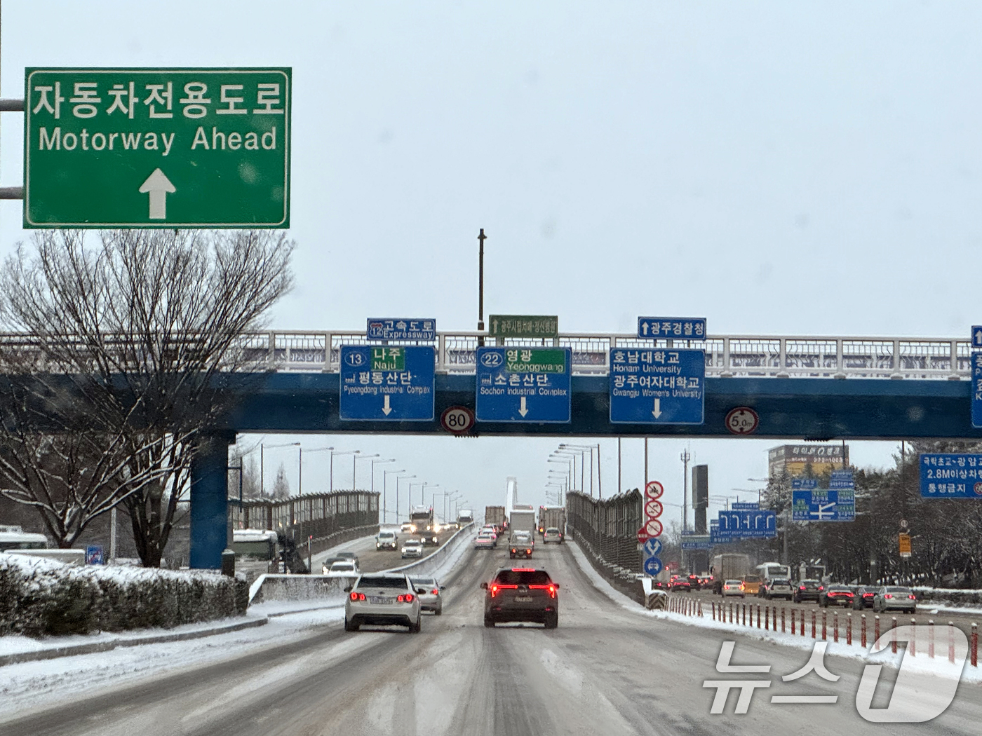 (광주=뉴스1) 이승현 기자 = 10㎝ 이상 눈이 내린 4일 오전 광주 서구 무진대로 일대에 차량들이 거북이 주행을 하고 있다. 2025.2.4/뉴스1