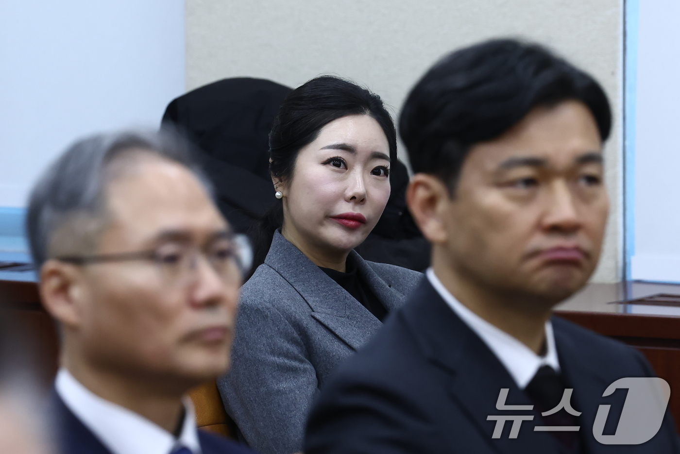 (서울=뉴스1) 김민지 기자 = 노상원 전 정보사령관이 자주 찾았던 무속인 '비단아씨' 이선진 씨가 4일 오전 서울 여의도 국회에서 열린 '윤석열 정부의 비상계엄 선포를 통한 내란 …