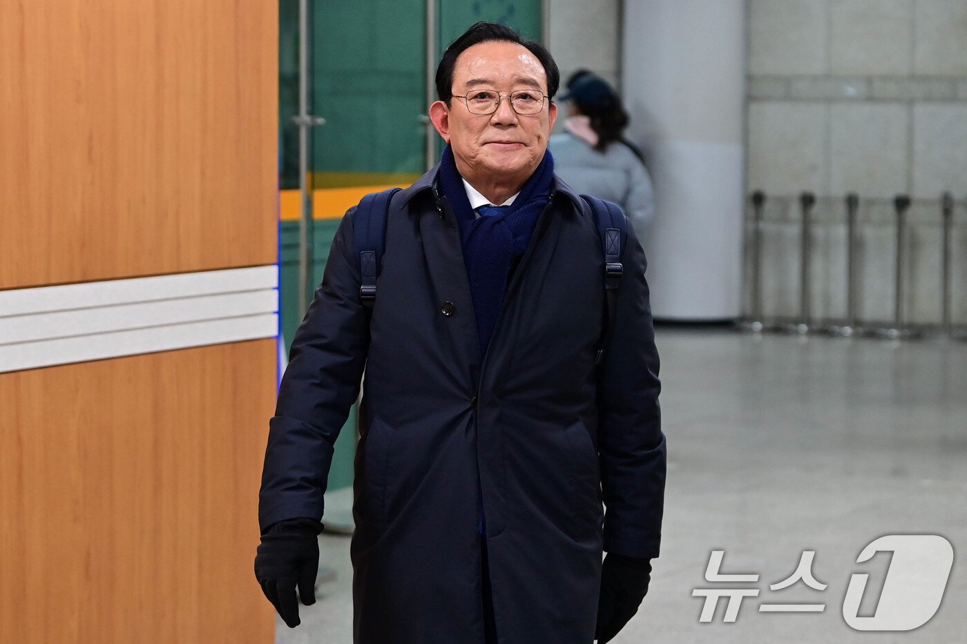 본문 이미지 - 송철호 전 울산시장이 4일 오전 서울 서초구 서울고등법원에서 열린 문재인 정부 청와대의 ‘울산시장 선거 개입 의혹’ 항소심 선고에 출석하고 있다. (공동취재) 2025.2.4/뉴스1 ⓒ News1 박세연 기자