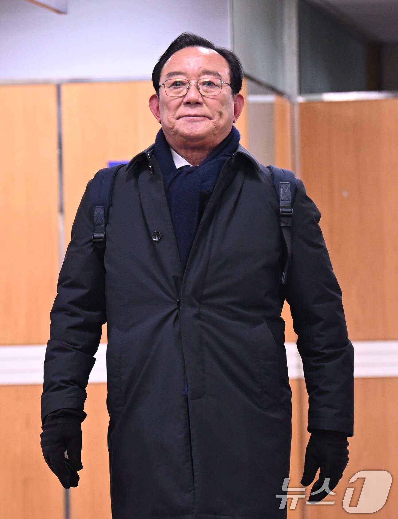 본문 이미지 - 송철호 전 울산시장이 4일 오전 서울 서초구 서울고등방법원에서 열린 문재인 정부 당시 청와대의 울산시장 선거 개입 의혹 사건 2심 선고 공판에 출석하고 있다. (공동취재) 2025.2.4/뉴스1 ⓒ News1 박세연 기자