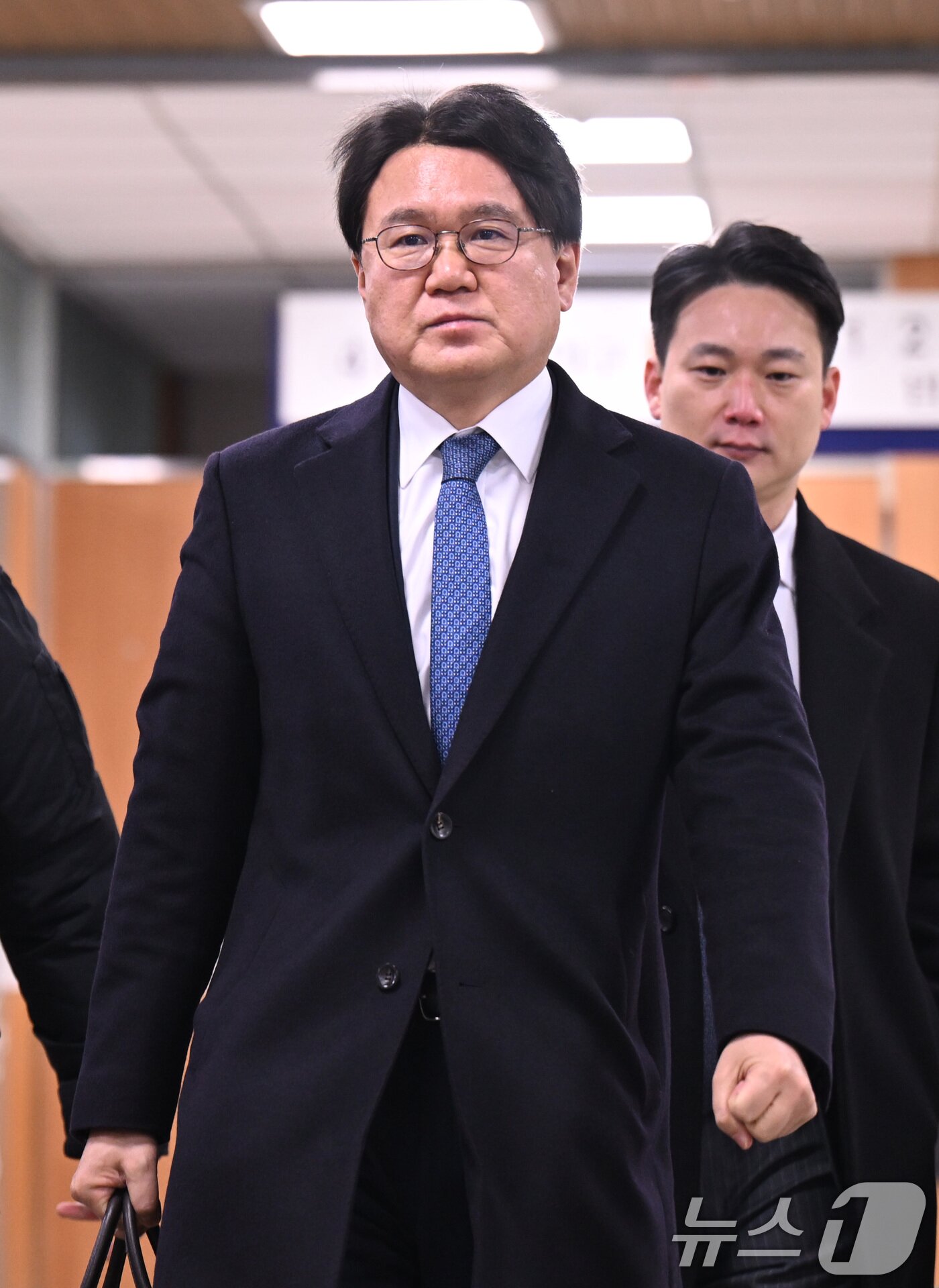 본문 이미지 - 황운하 조국혁신당 원내대표가 4일 오전 서울 서초구 서울고등방법원에서 열린 문재인 정부 당시 청와대의 울산시장 선거 개입 의혹 사건 2심 선고 공판에 출석하고 있다. (공동취재) 2025.2.4/뉴스1 ⓒ News1 박세연 기자