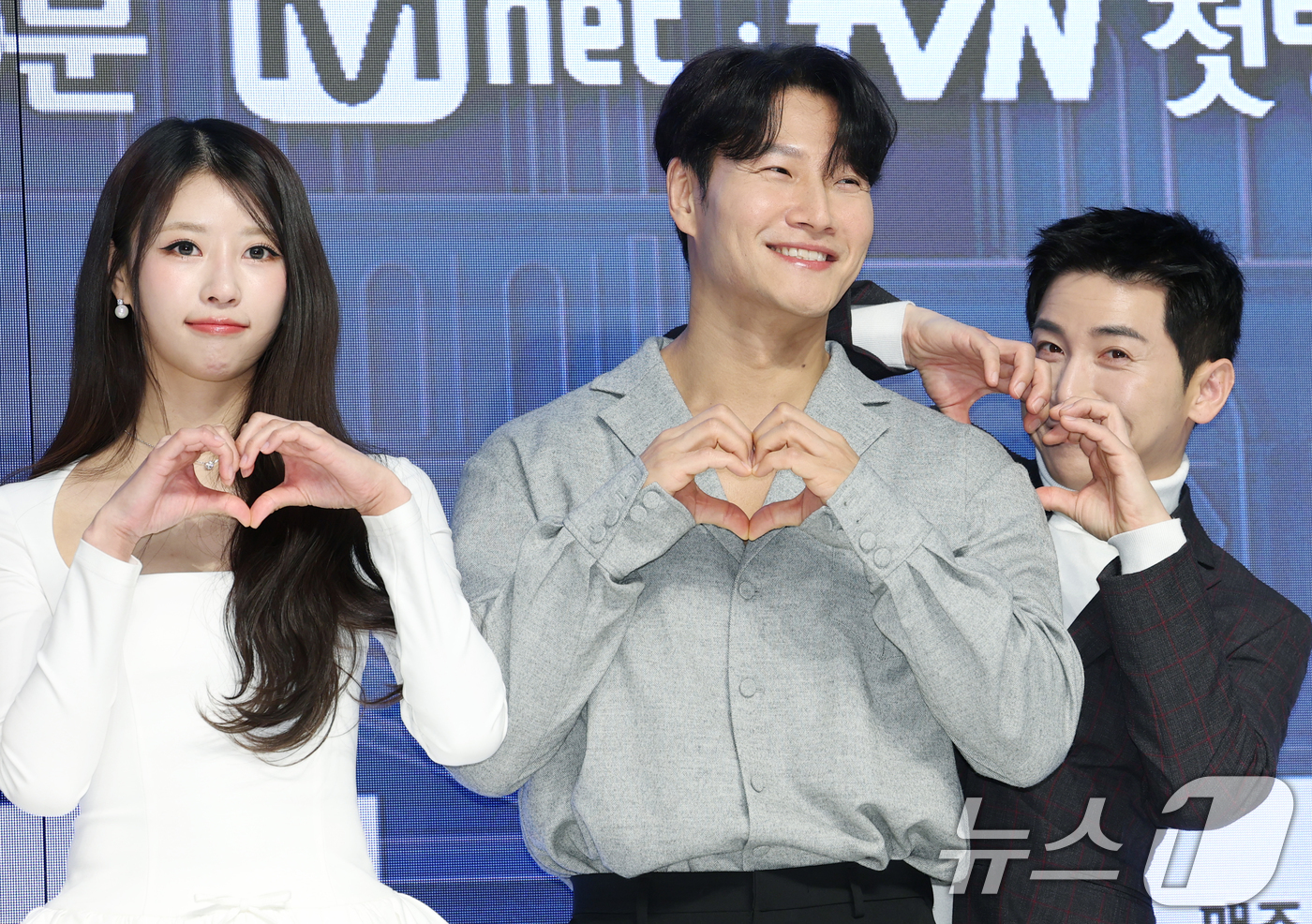 (서울=뉴스1) 권현진 기자 = MC 이미주(왼쪽부터)와 김종국, 유세윤이 4일 오전 서울 강남구 강남 엘리에나 호텔에서 열린 Mnet ‘커플팰리스2’ 제작발표회에 참석해 포즈를 …