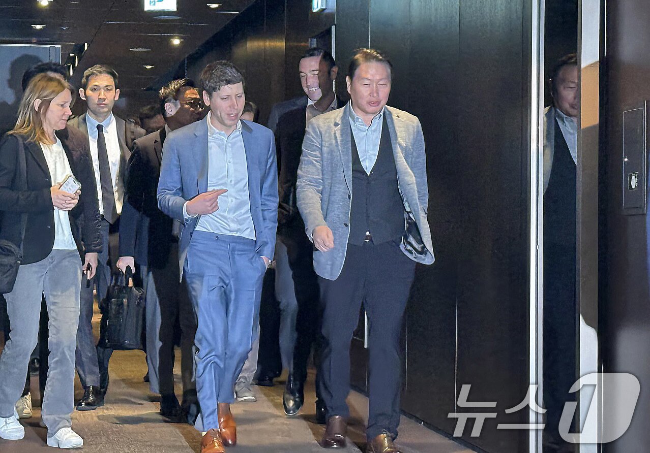 본문 이미지 - 최태원 SK그룹 회장과 샘 올트먼 오픈AI 최고경영자&#40;CEO&#41;가 4일 서울 중구 플라자 호텔에서 회동을 마친 뒤 함께 이동하고 있다. &#40;공동취재단&#41; 2025.2.4/뉴스1 ⓒ News1 최동현 기자