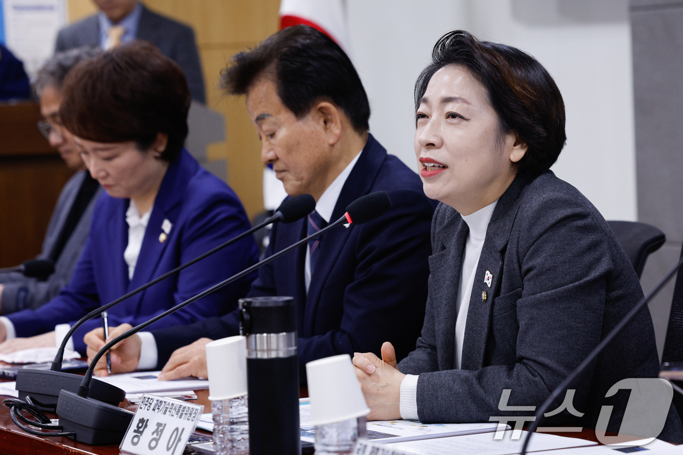 (서울=뉴스1) 안은나 기자 = 황정아 더불어민주당 과학기술혁신특별위원회 위원장이 4일 서울 여의도 국회의원회관에서 열린 '딥시크 쇼크 대응과 AI 발전 전략 긴급 간담회'에서 개 …