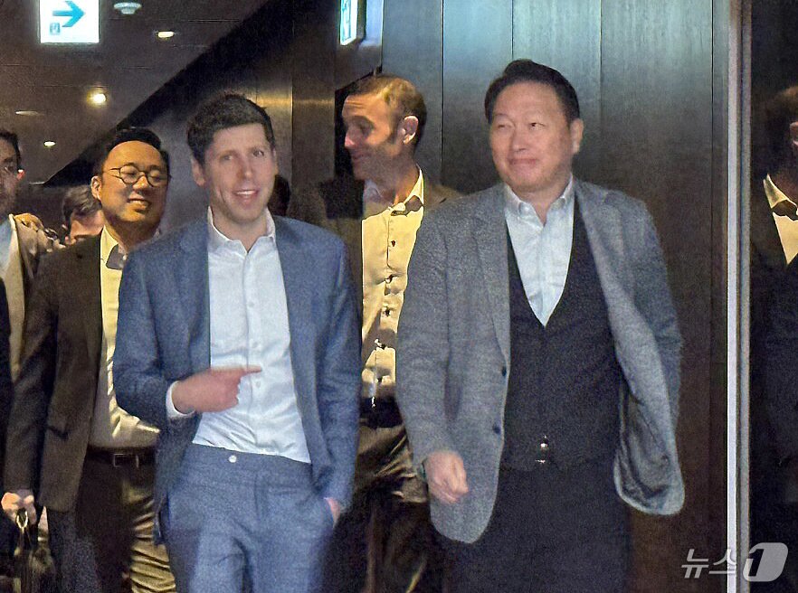 본문 이미지 - 최태원 SK그룹 회장과 샘 올트먼 오픈AI 최고경영자&#40;CEO&#41;가 4일 서울 중구 플라자 호텔에서 회동을 마친 뒤 함께 이동하고 있다. &#40;공동취재단&#41; 2025.2.4/뉴스1 ⓒ News1 최동현 기자