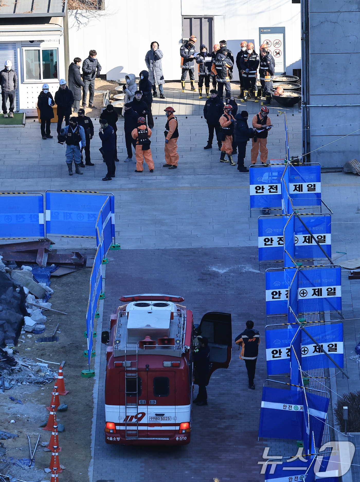 (서울=뉴스1) 박정호 기자 = 4일 오전 서울 용산구 국립한글박물관에서 경찰과 소방, 전기안전공사, 국립과학수사연구원 등 관계자들이 화재 합동감식을 위해 모이고 있다.지난 토요일 …