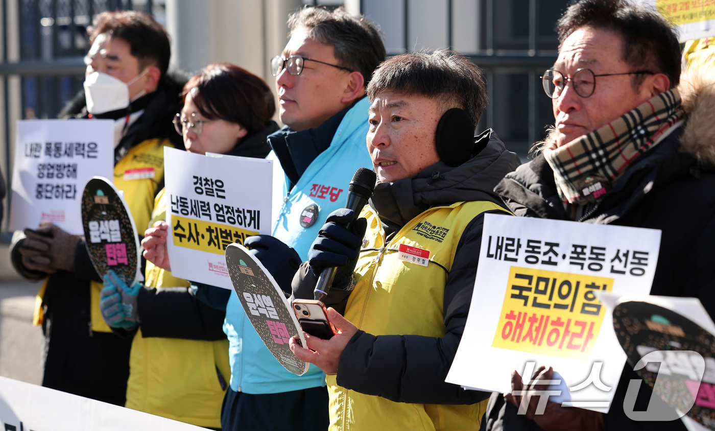 (서울=뉴스1) 김성진 기자 = 강우철 마트산업노동조합 위원장이 4일 서울 서대문구 경찰청 앞에서 열린 '조합원 협박·집단괴롭힘 가하는 국힘 갤러리·극우세력' 경찰 고발 기자회견에 …