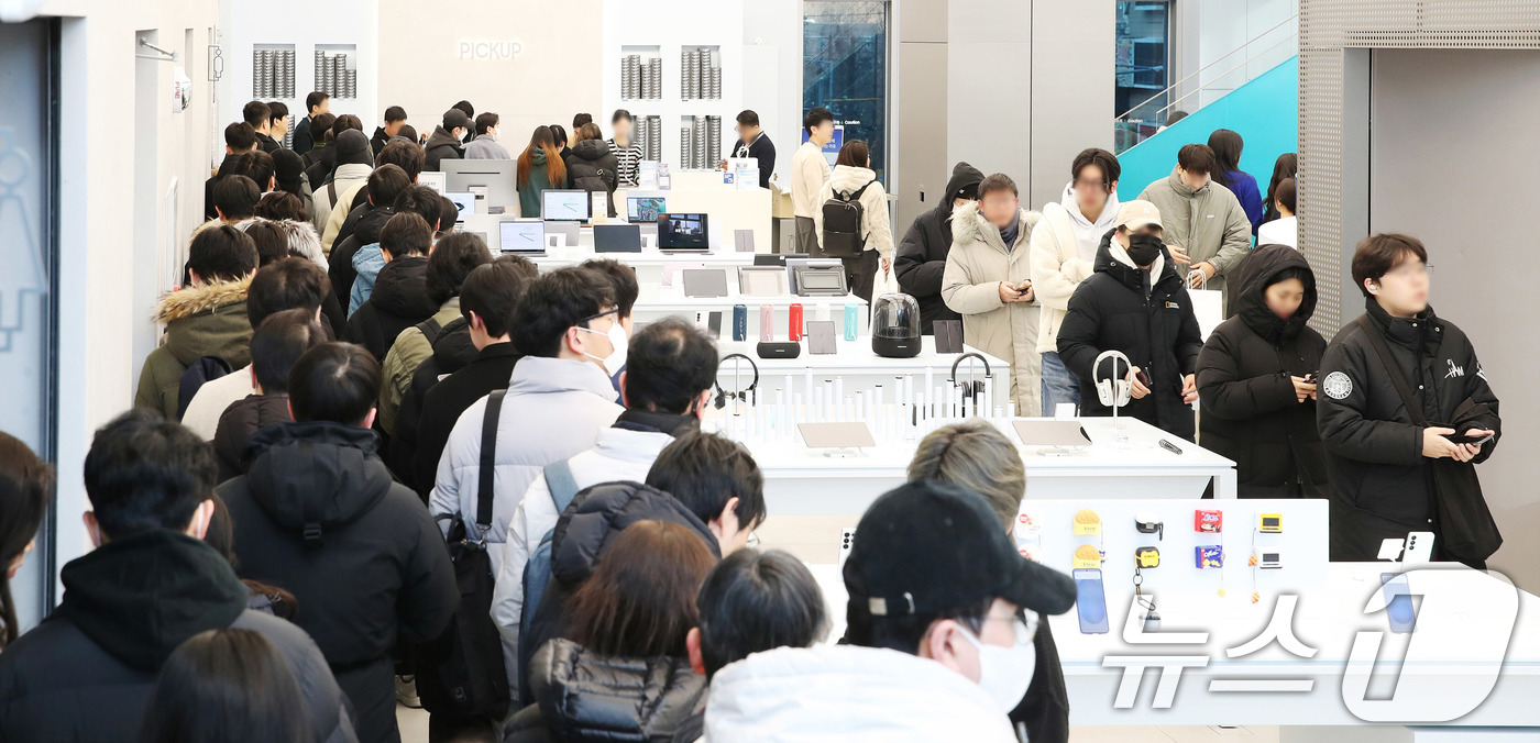 (서울=뉴스1) 박지혜 기자 = 삼성전자는 1월 24일부터 2월 3일까지 진행한 갤럭시 S25 시리즈 국내 사전 판매에서 130만대를 기록했다고 4일 밝혔다.130만대는 역대 갤럭 …